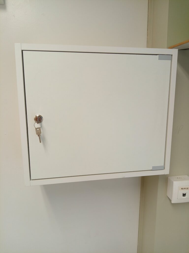 Armario-casillero-para-guardar-los-moviles-en-la-aula-09