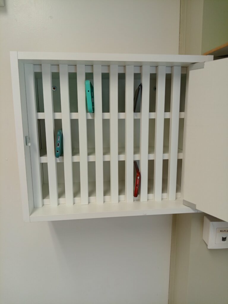 Armario-casillero-taquilla -para-guardar-los-moviles-en-la-aula-scaled.jpg