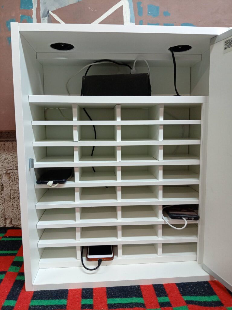 Armario-taquilla-para-guardar-y-cargar-los-moviles-1