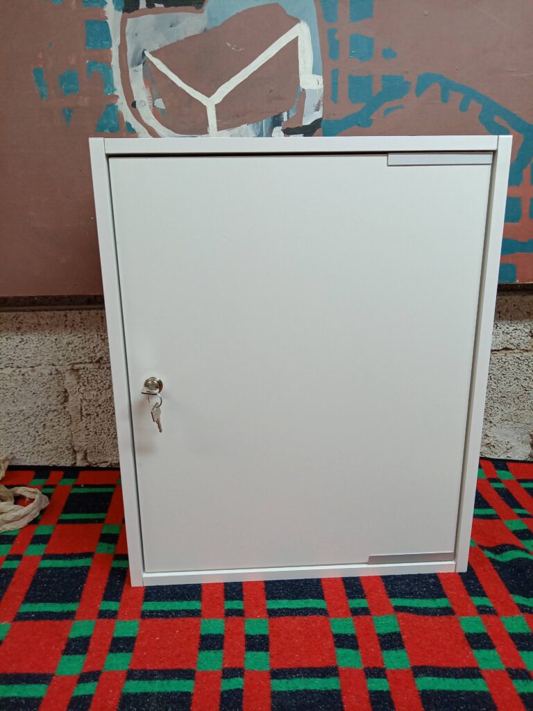 Armario-taquilla-para-guardar-y-cargar-los-moviles