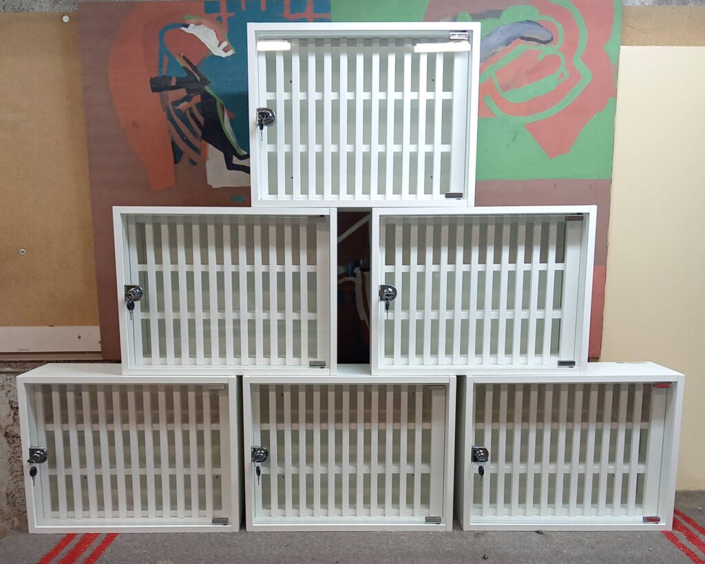 Armarios-para-guardar-los-moviles-con-puertas-de-metacrilato