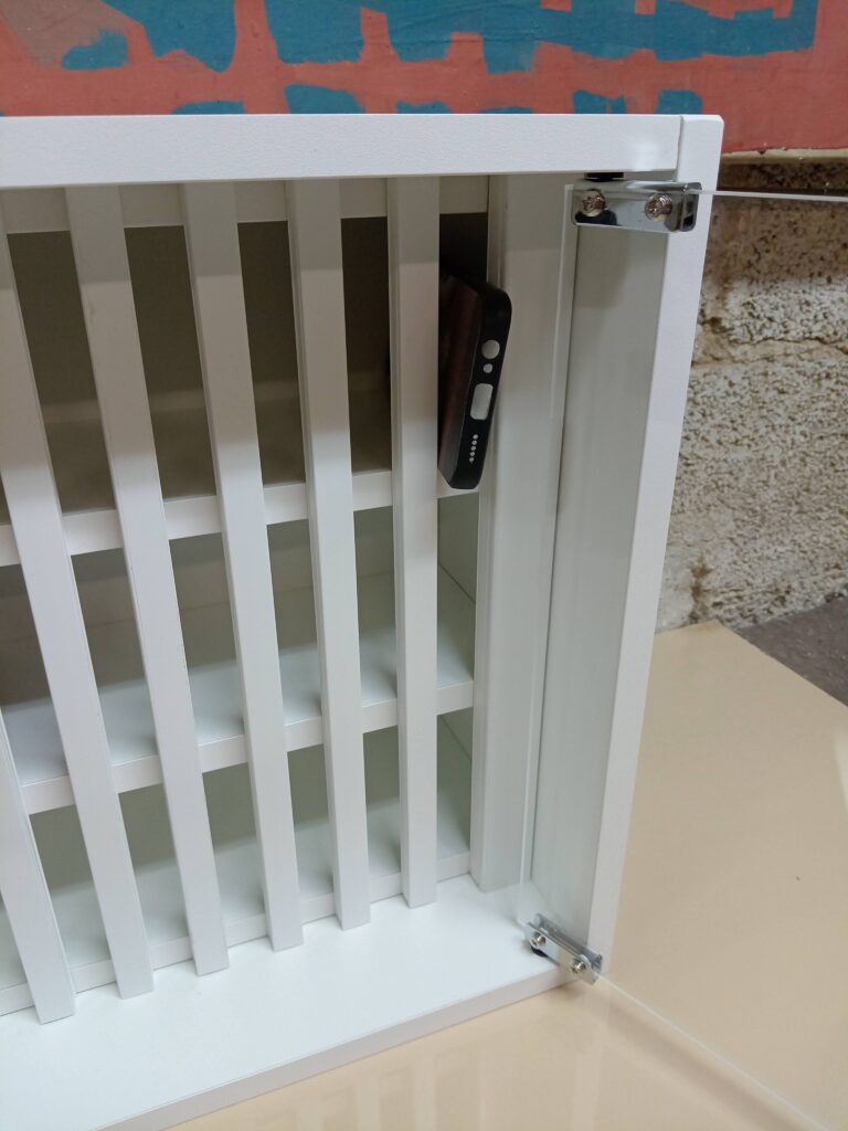 Guarda-moviles-con-puerta-metacrilato-scaled