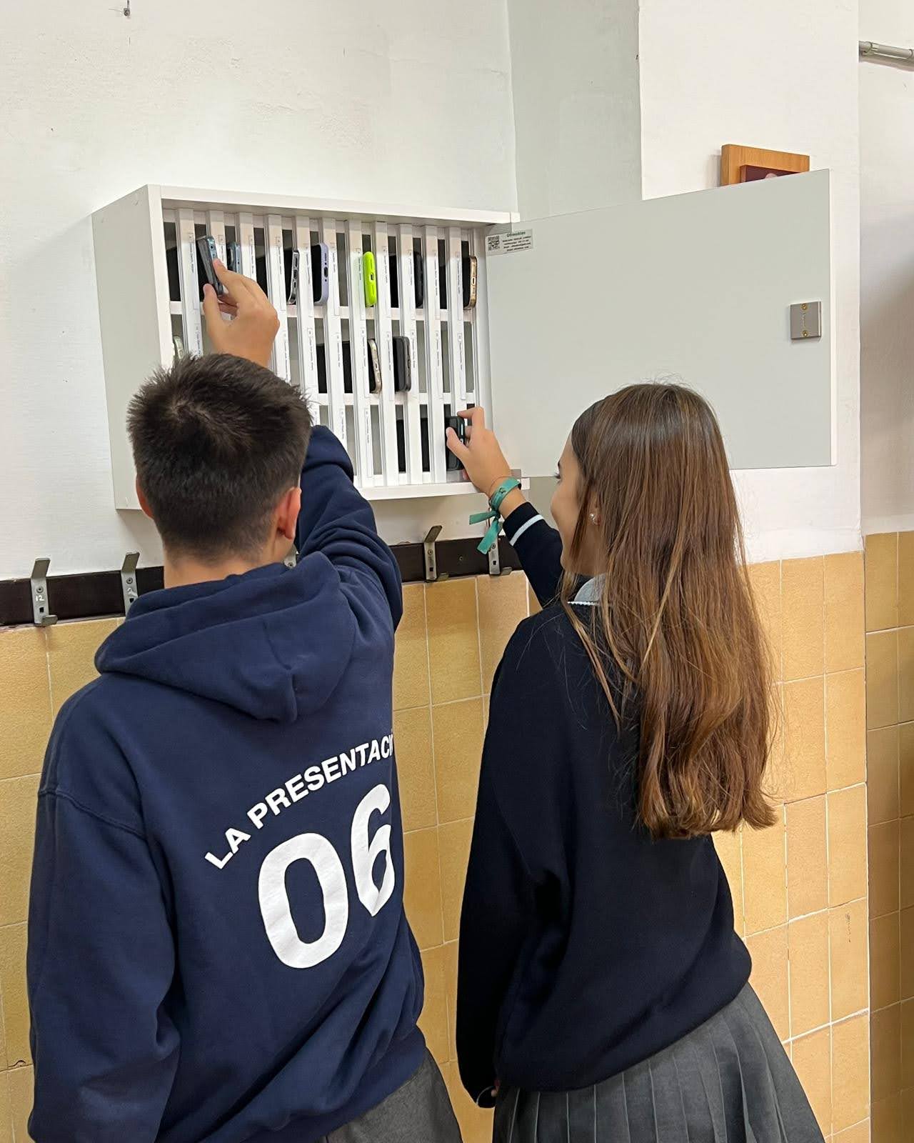 Armario para almacenar los móviles o celulares en las aulas.